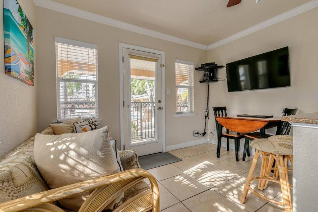Steps To The Beach And Restaurants! - Coconut Villa'S Suite 1 St. Pete Beach Kültér fotó