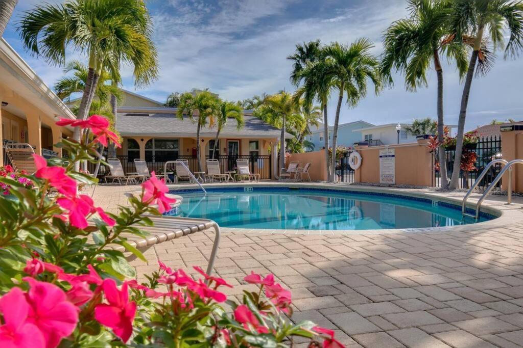 Steps To The Beach And Restaurants! - Coconut Villa'S Suite 1 St. Pete Beach Kültér fotó